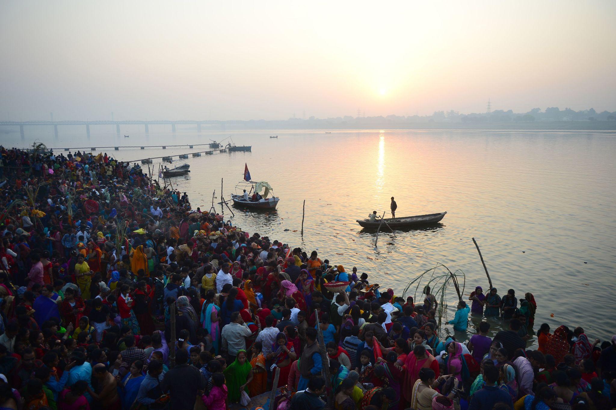 छठ पूजा की कहानी हिंदी में | सूर्य देव की कृपा और व्रत का महत्व